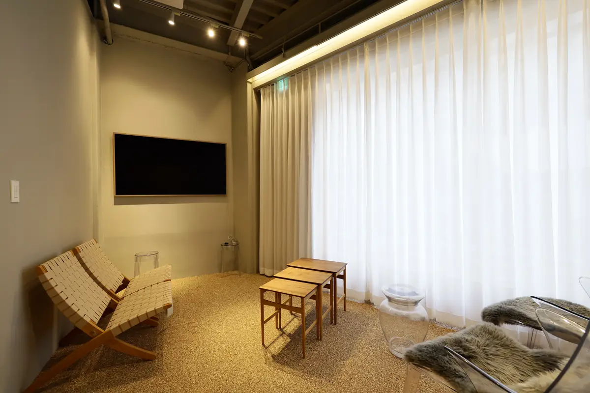 Interior of Dong-An Joongsim Clinic, a Gangnam Dermatology practice in Apgujeong 8