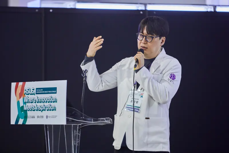 Dong-An Joongsim Clinic doctors presenting at an academic conference 1