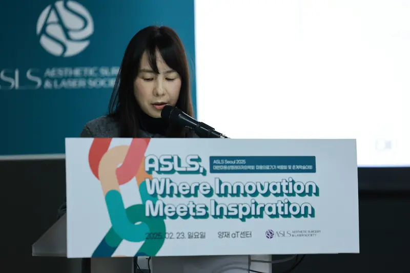 Dong-An Joongsim Clinic doctors presenting at an academic conference 2